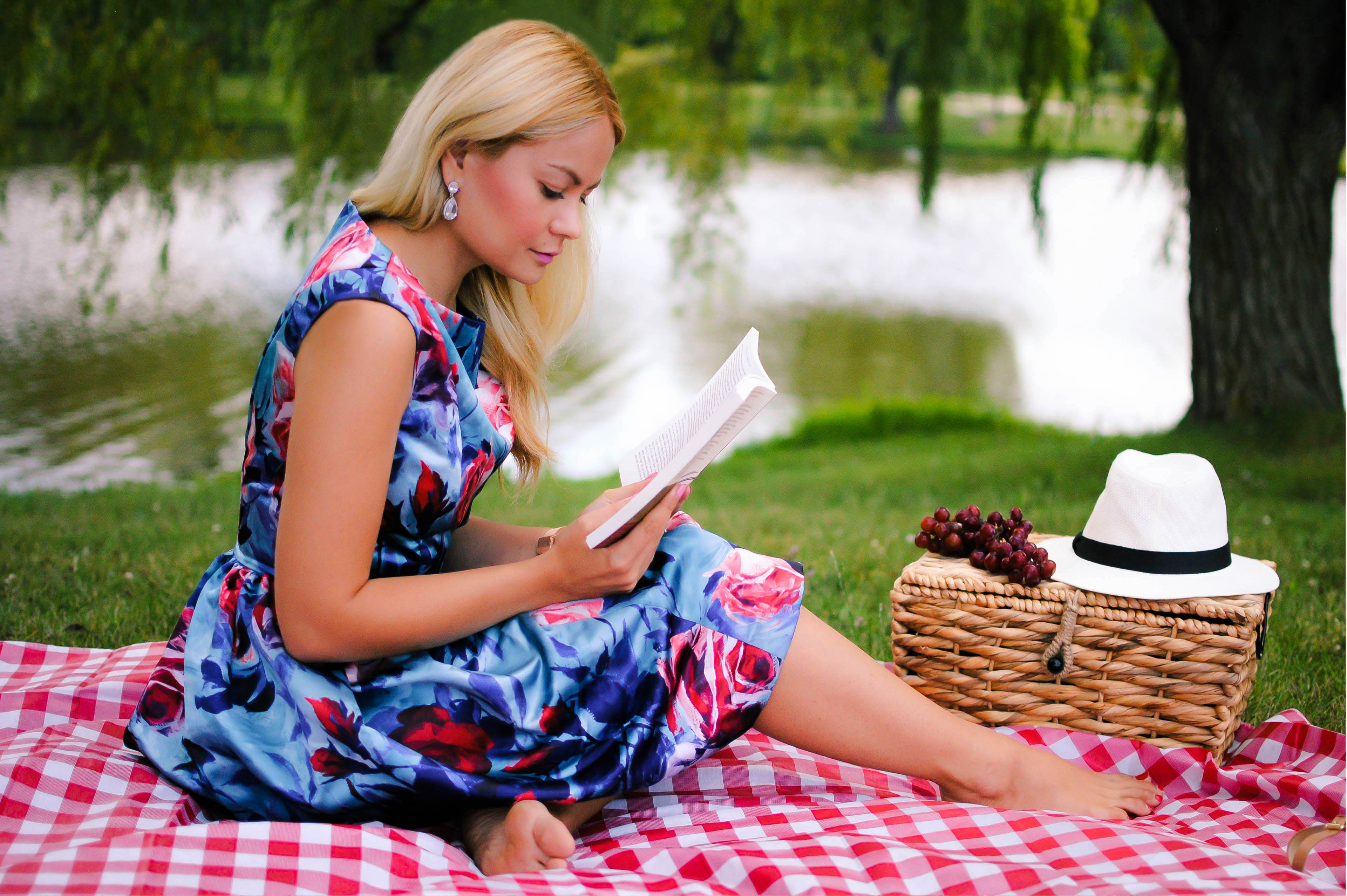 Picnic By The Lake_Closet London Floral Dress_What Would V Wear_Vanessa Lambert_4