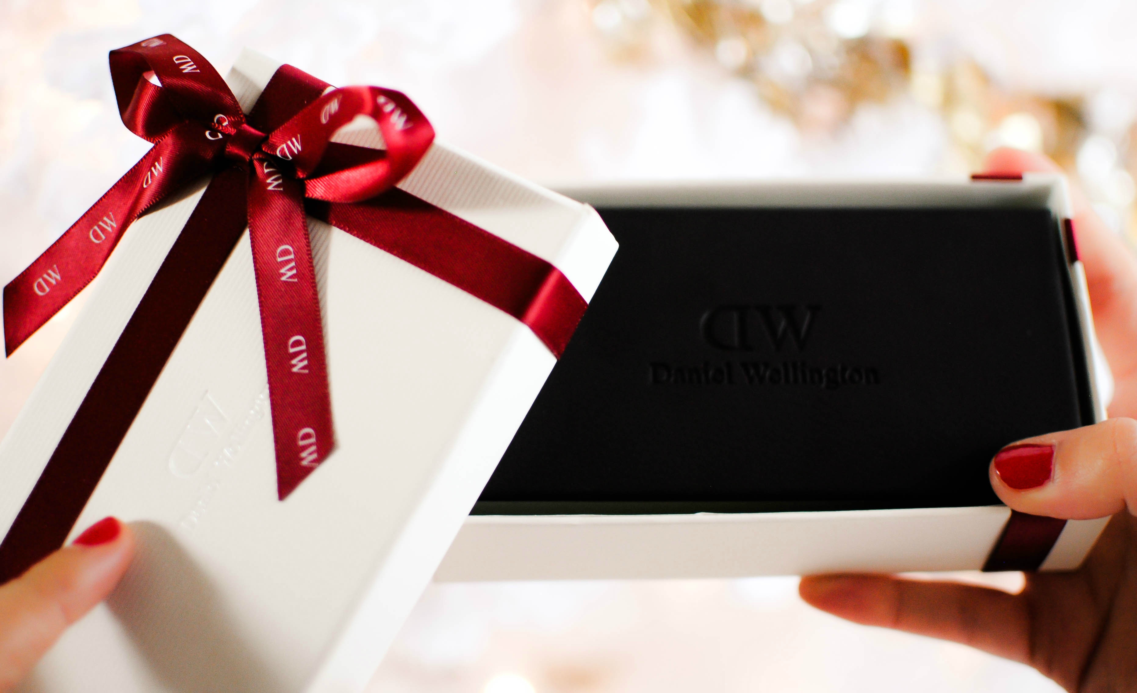 vanessa-lambert-blogger-behind-what-would-v-wear-wears-the-perfect-holiday-gift-a-classic-black-daniel-wellington-watch-_2