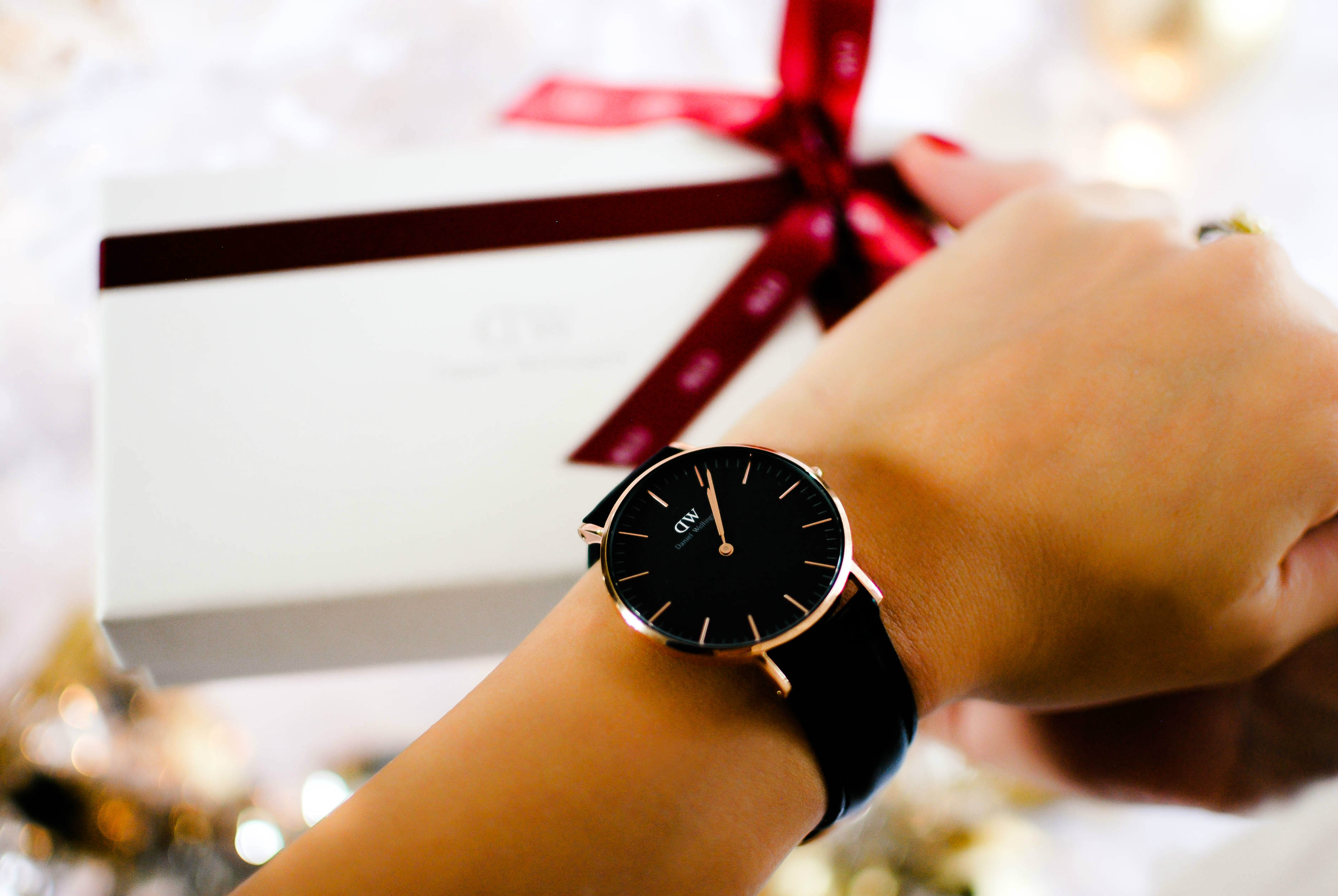 vanessa-lambert-blogger-behind-what-would-v-wear-wears-the-perfect-holiday-gift-an-all-black-daniel-wellington-watch-_1
