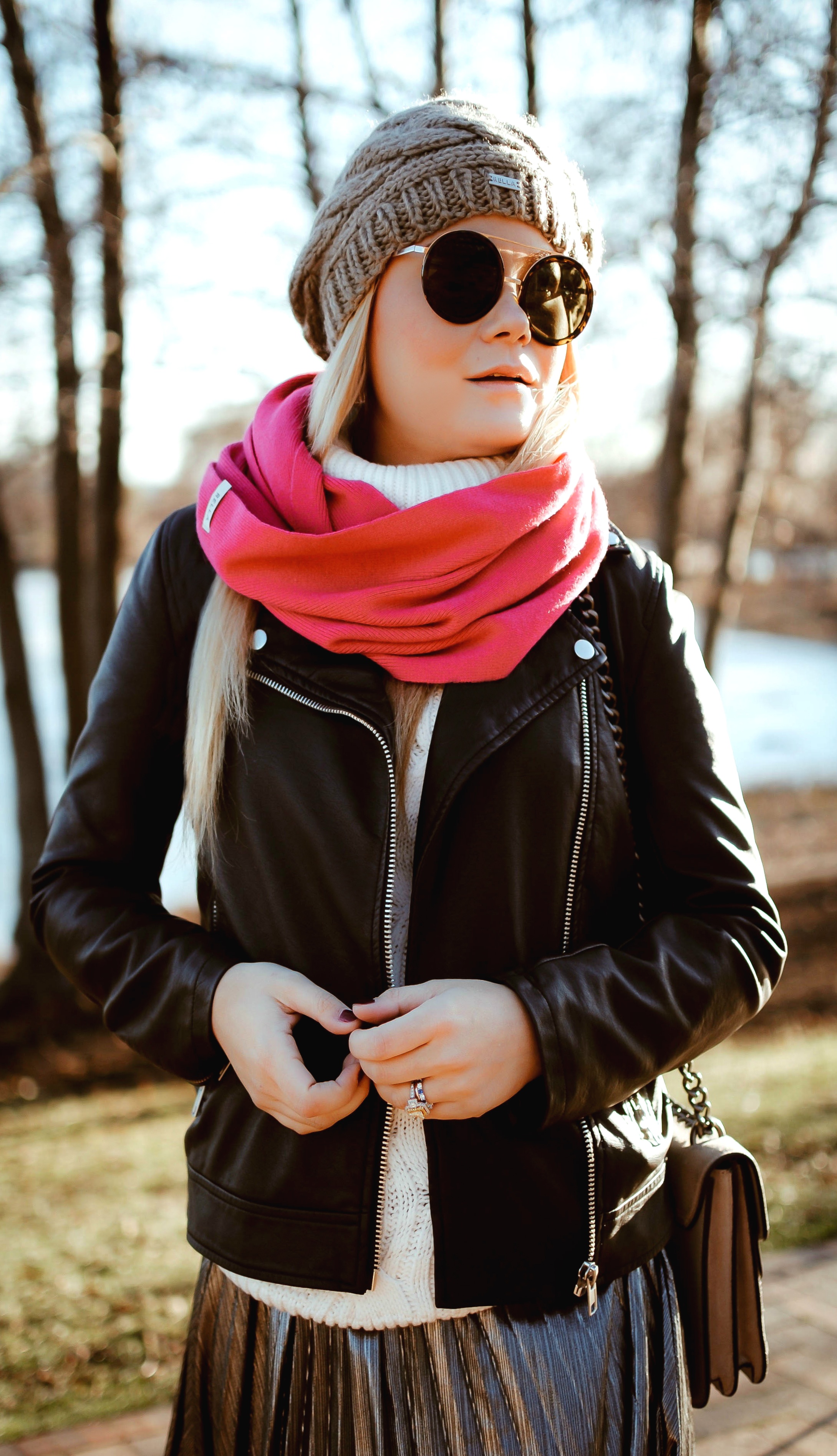 vanessa-lambert-blogger-behind-what-would-v-wear-bundles-up-in-a-rella-hat-and-scarf-to-keeo-warm-during-winter-in-chicago_5