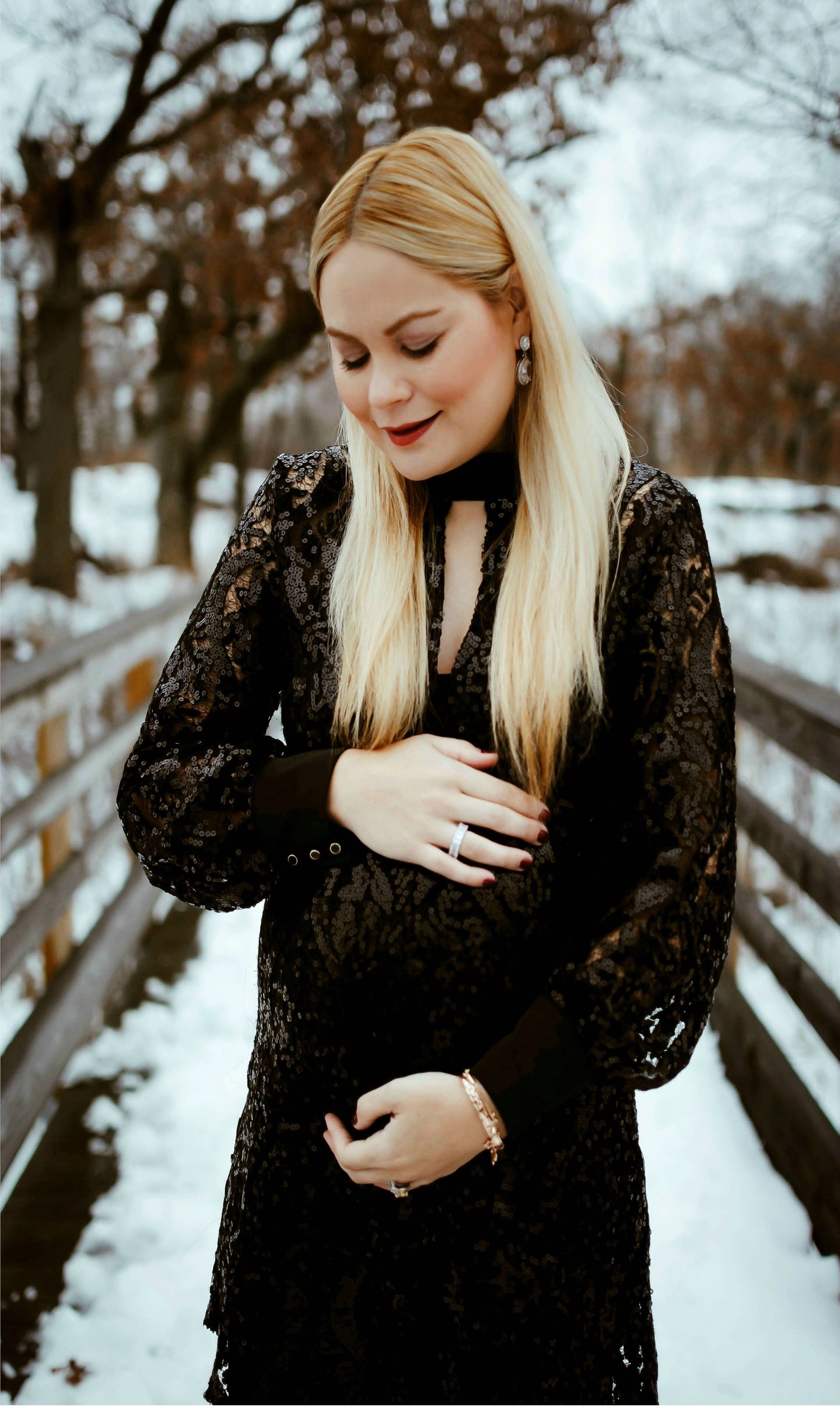 vanessa-lambert-blogger-behind-what-would-v-wear-wears-a-sequin-dress-with-her-family_maternity-shoot_9