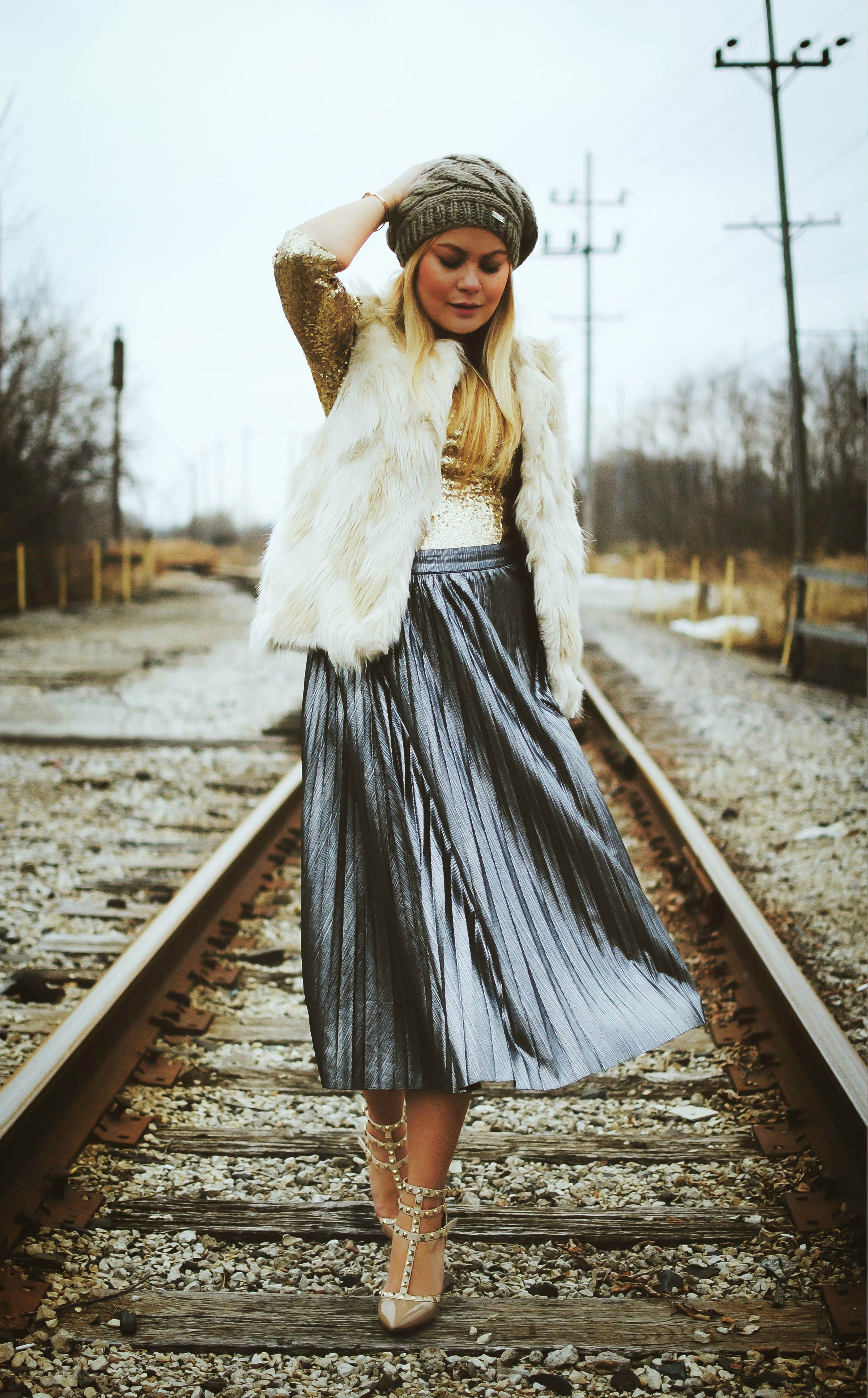 vanessa-lambert-blogger-behind-what-would-v-wear-wears-a-metallic-pleated-midi-skirt-and-cozy-faux-fur-vest-while-7-months-pregnant_5