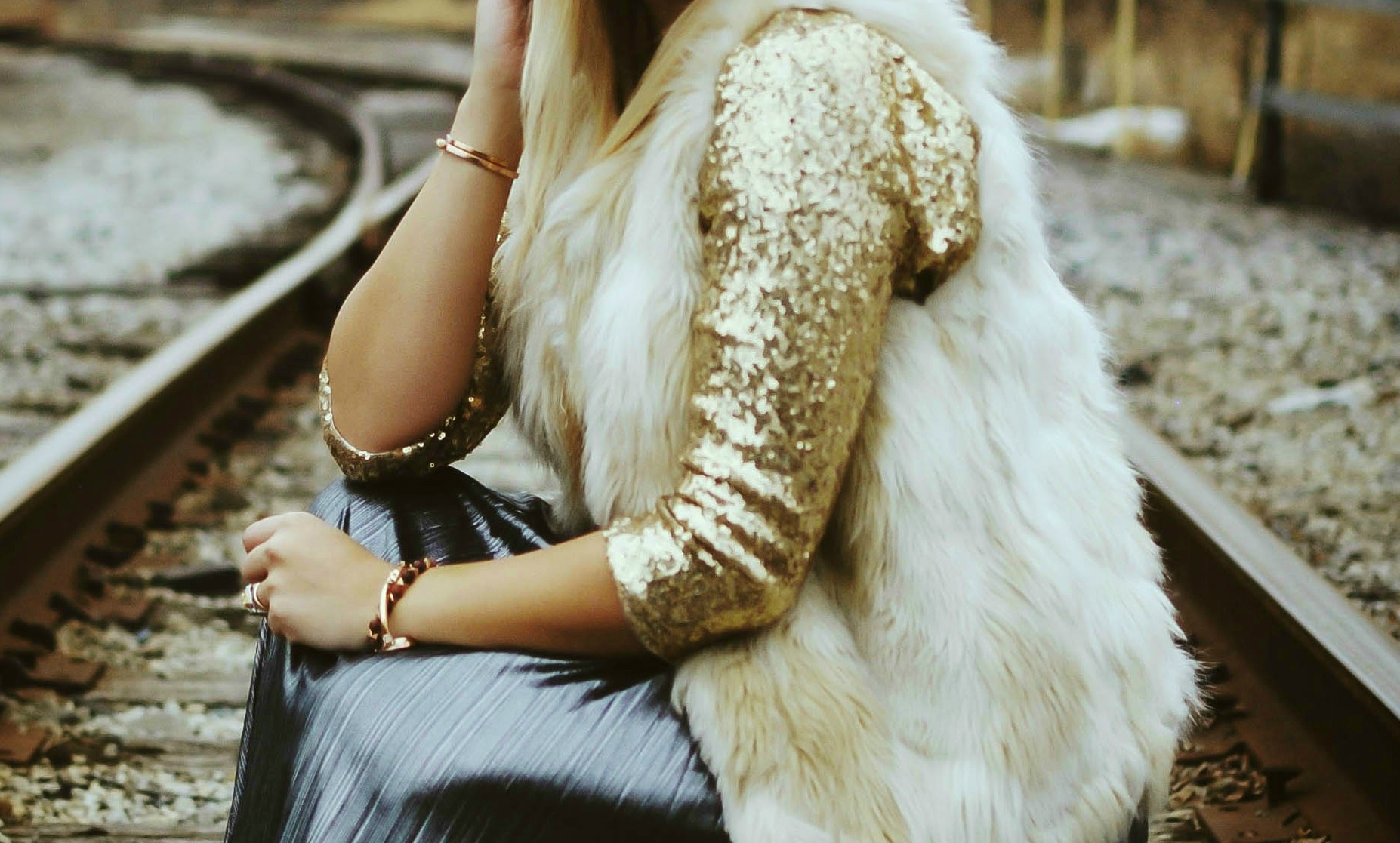 vanessa-lambert-blogger-behind-what-would-v-wear-wears-a-metallic-pleated-midi-skirt-and-cozy-faux-fur-vest-while-7-months-pregnant_6