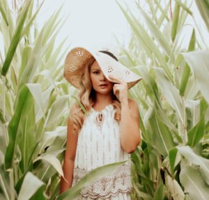 Midwest-Home-Vanessa-Lambert-Cornfield-What-Would-V-Wear