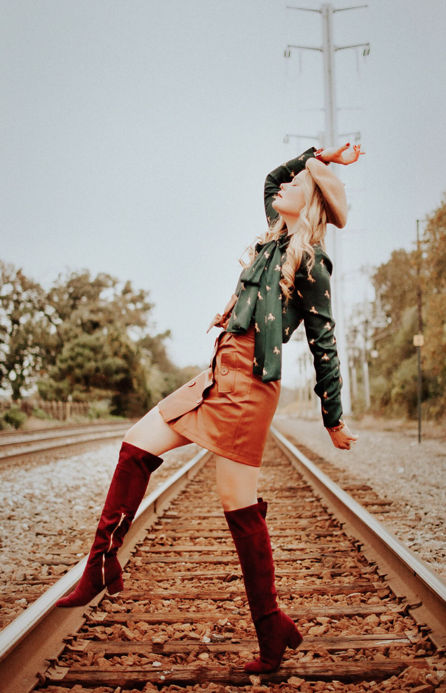 70s-fall-outfit-vanessa-lambert-leather-skirt-OTK-boots