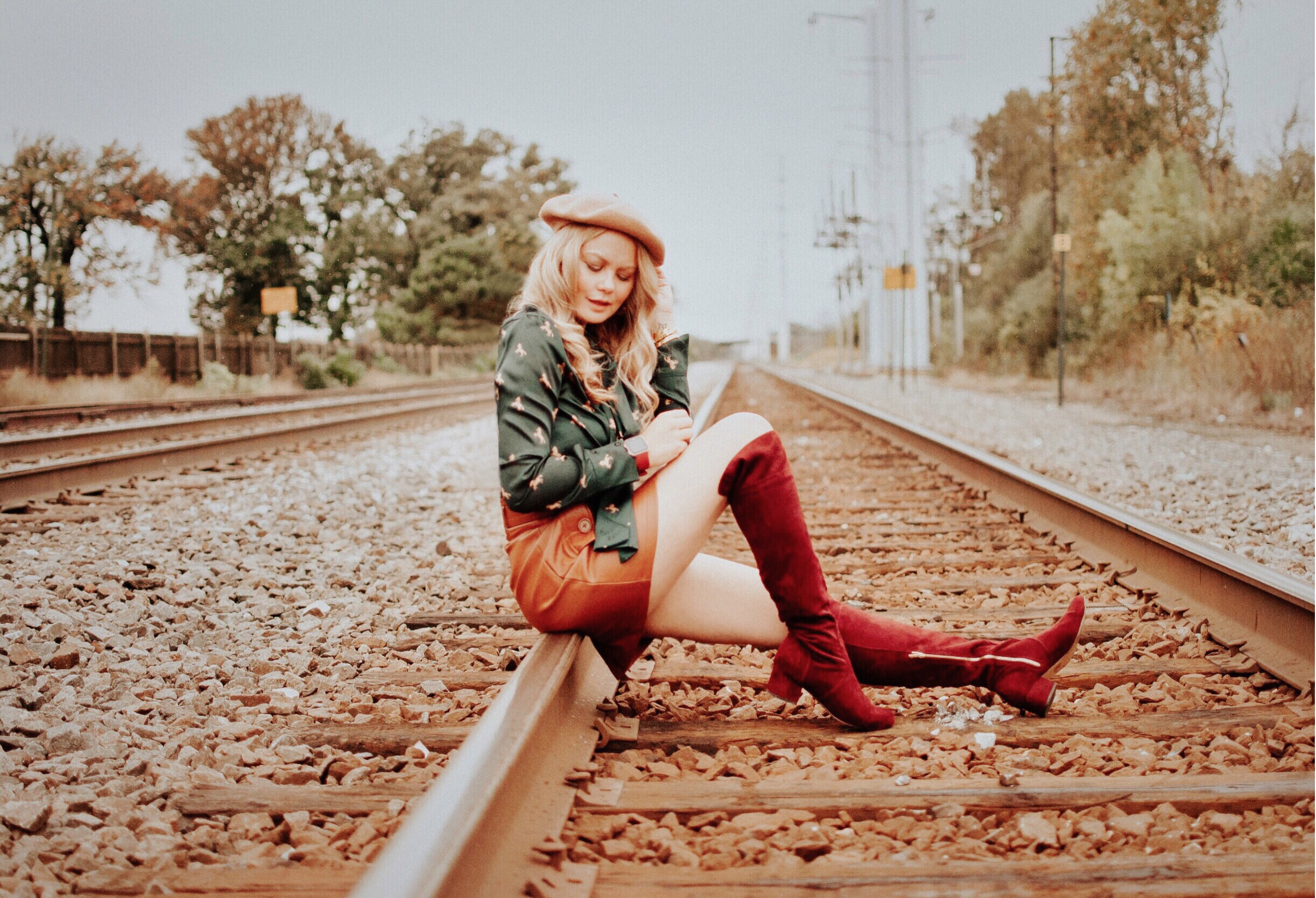 70s-fall-outfit-vanessa-lambert-leather-skirt-OTK-boots
