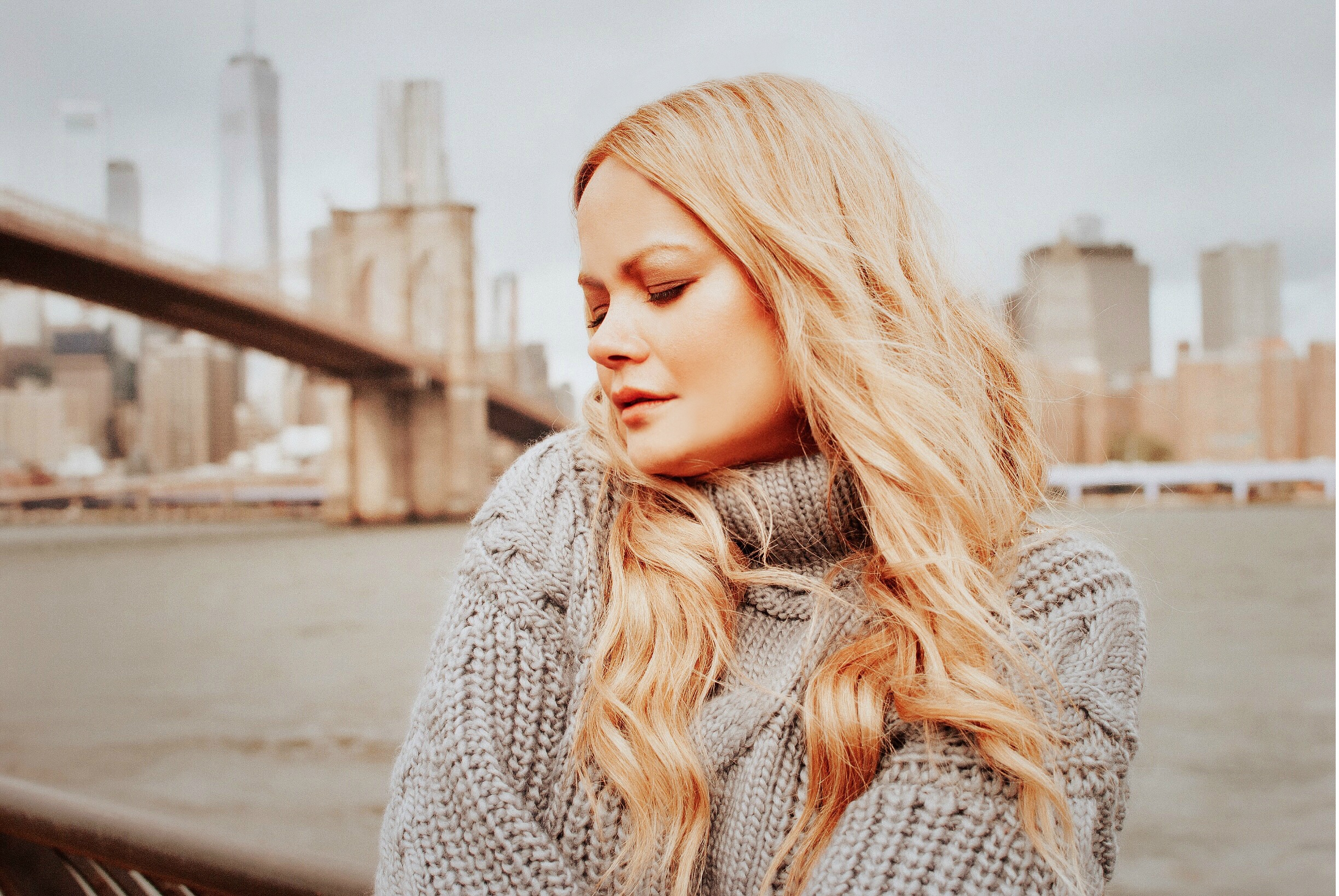 Dumbo-Brooklyn-Bridge-Vanessa-Lambert-Cozy-Sweater-WhatWouldVWear-Portrait