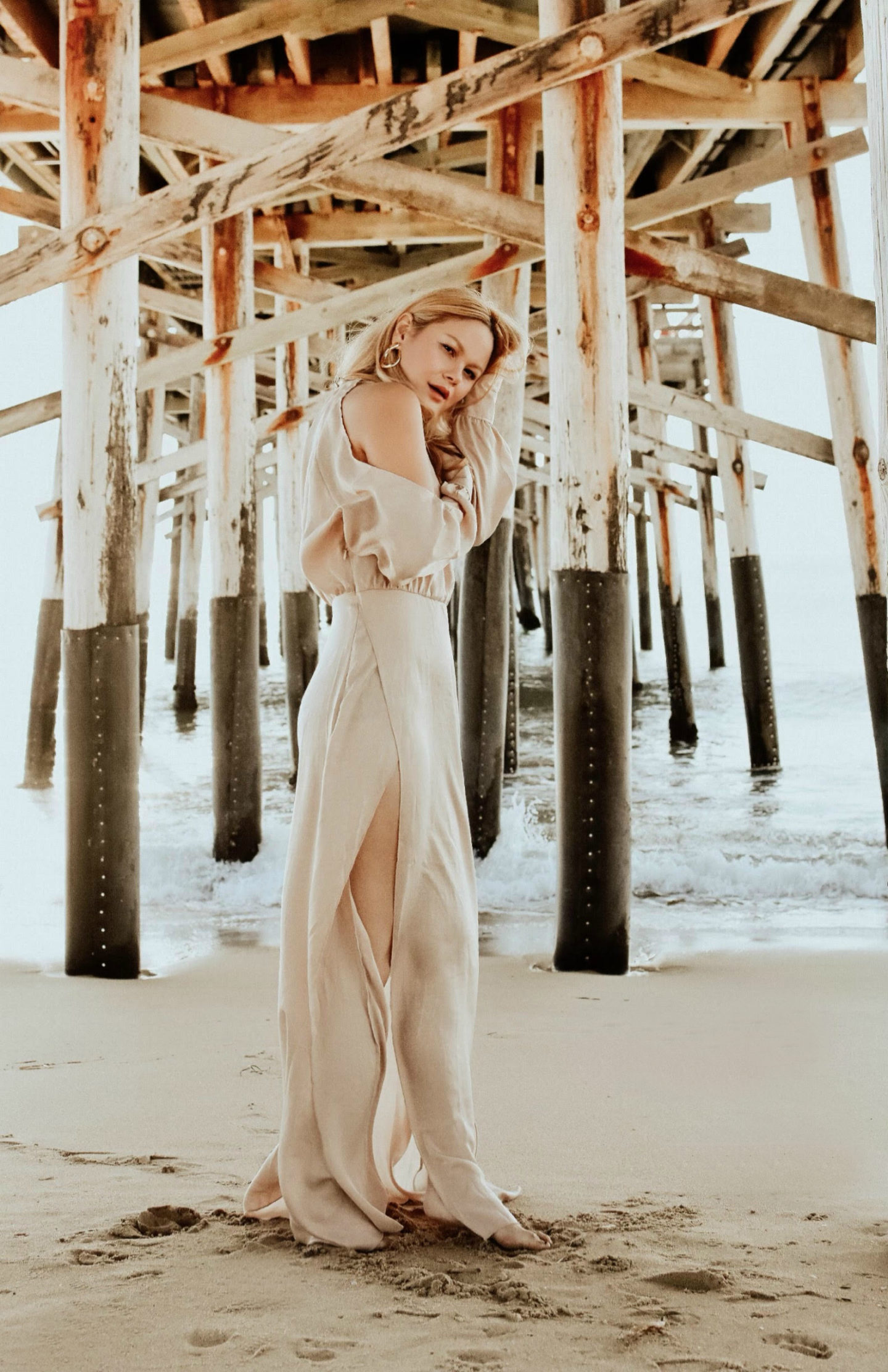 Balboa-Beach-Model-Vanessa-Lambert-Happy-Place-WhatWouldVWear