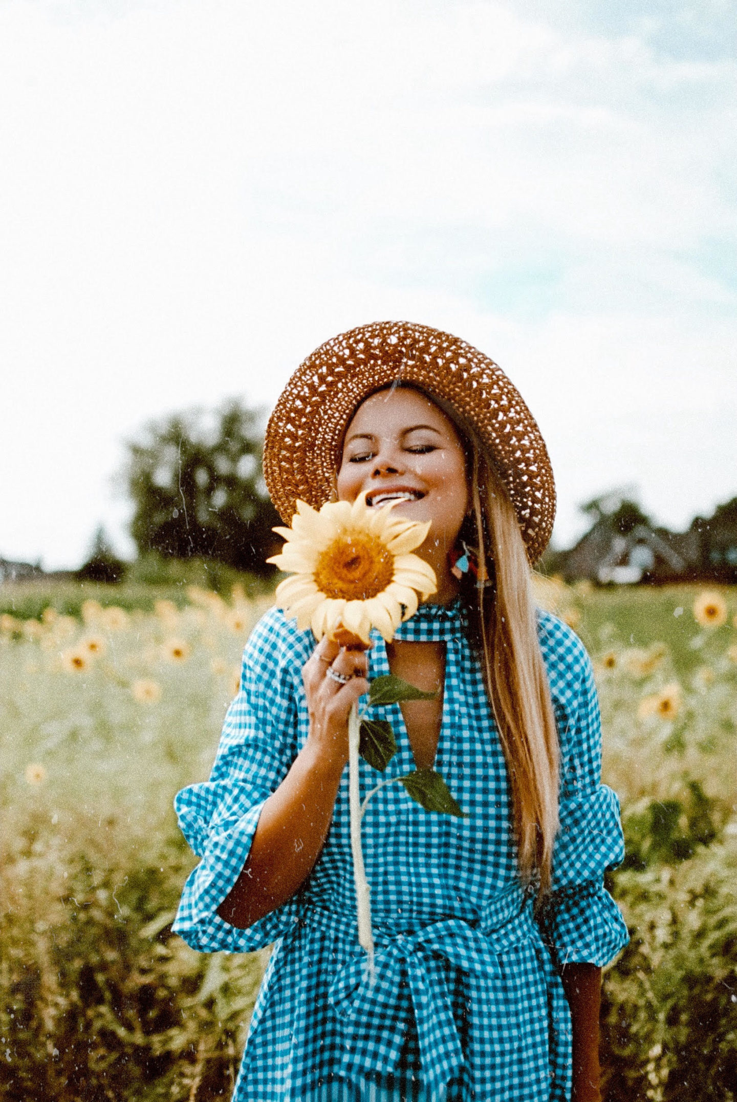 Sunflower-field-vanessa-lambert-summer-happiness-whatwouldvwear