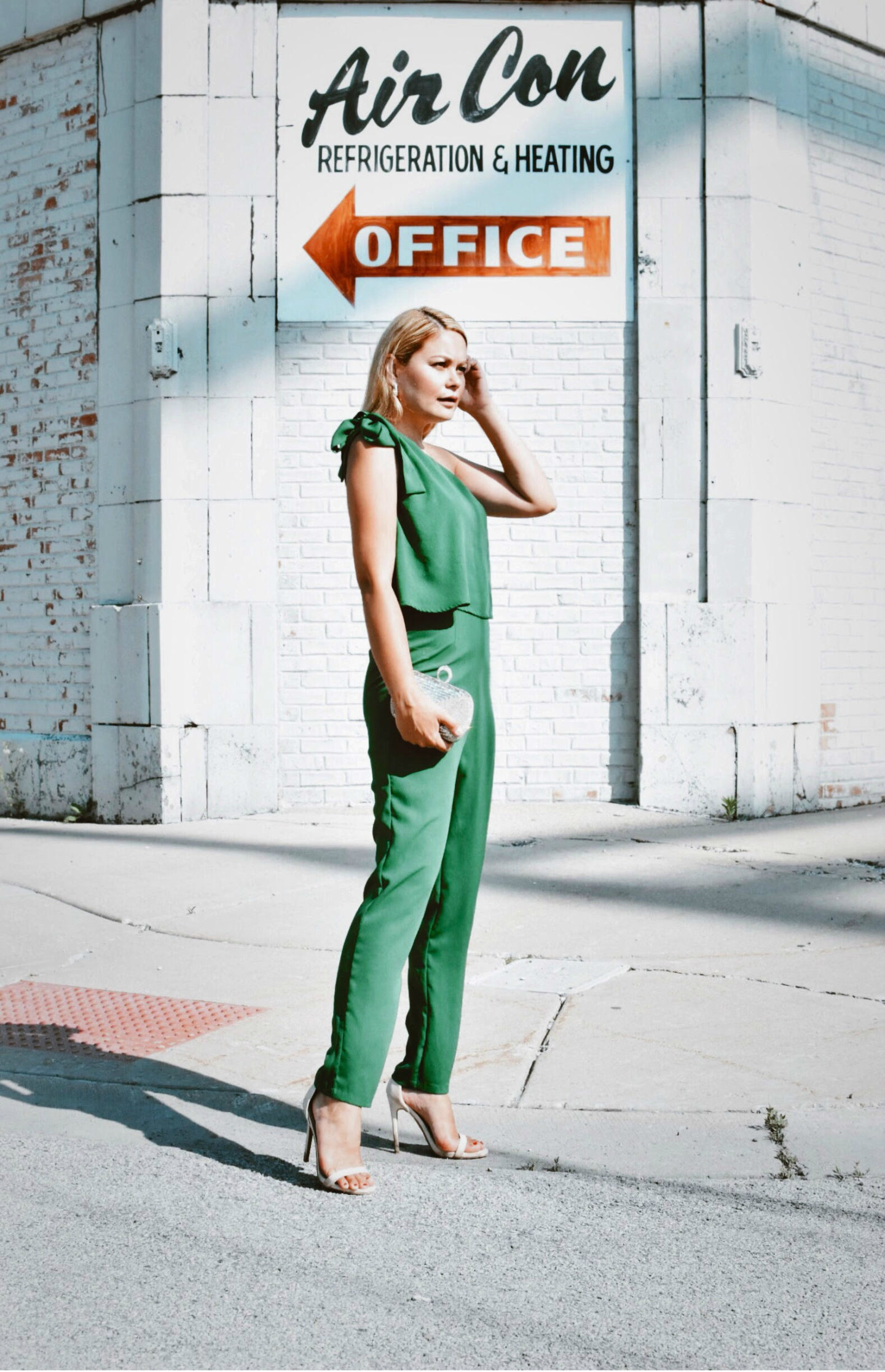 green-jumpsuit-streetstyle-vanessa-lambert-blogger-whatwouldvwear