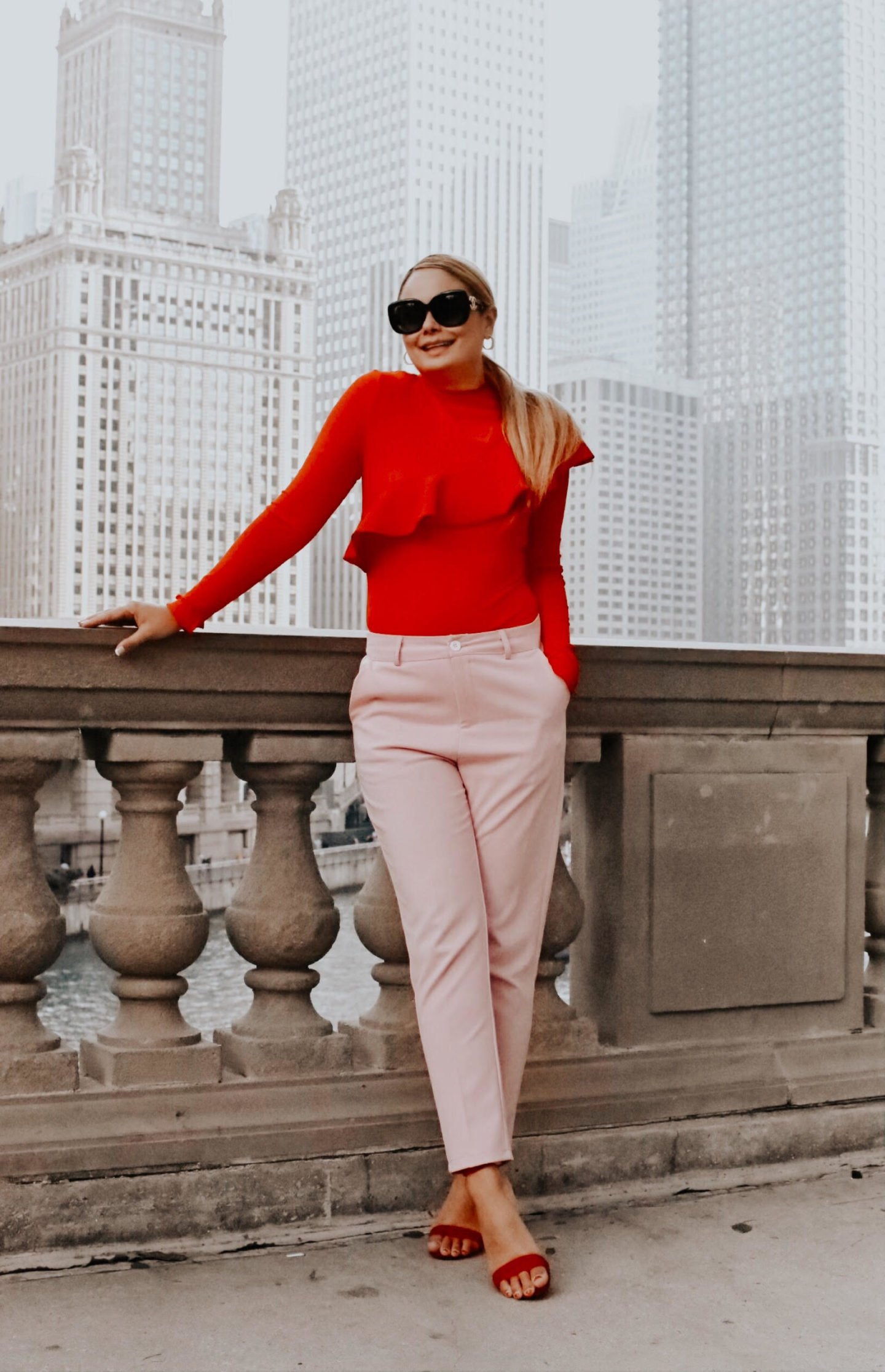 pink-pants-red-blouse-chicago-skyline-vanessa-lambert-blog-whatwouldvwear