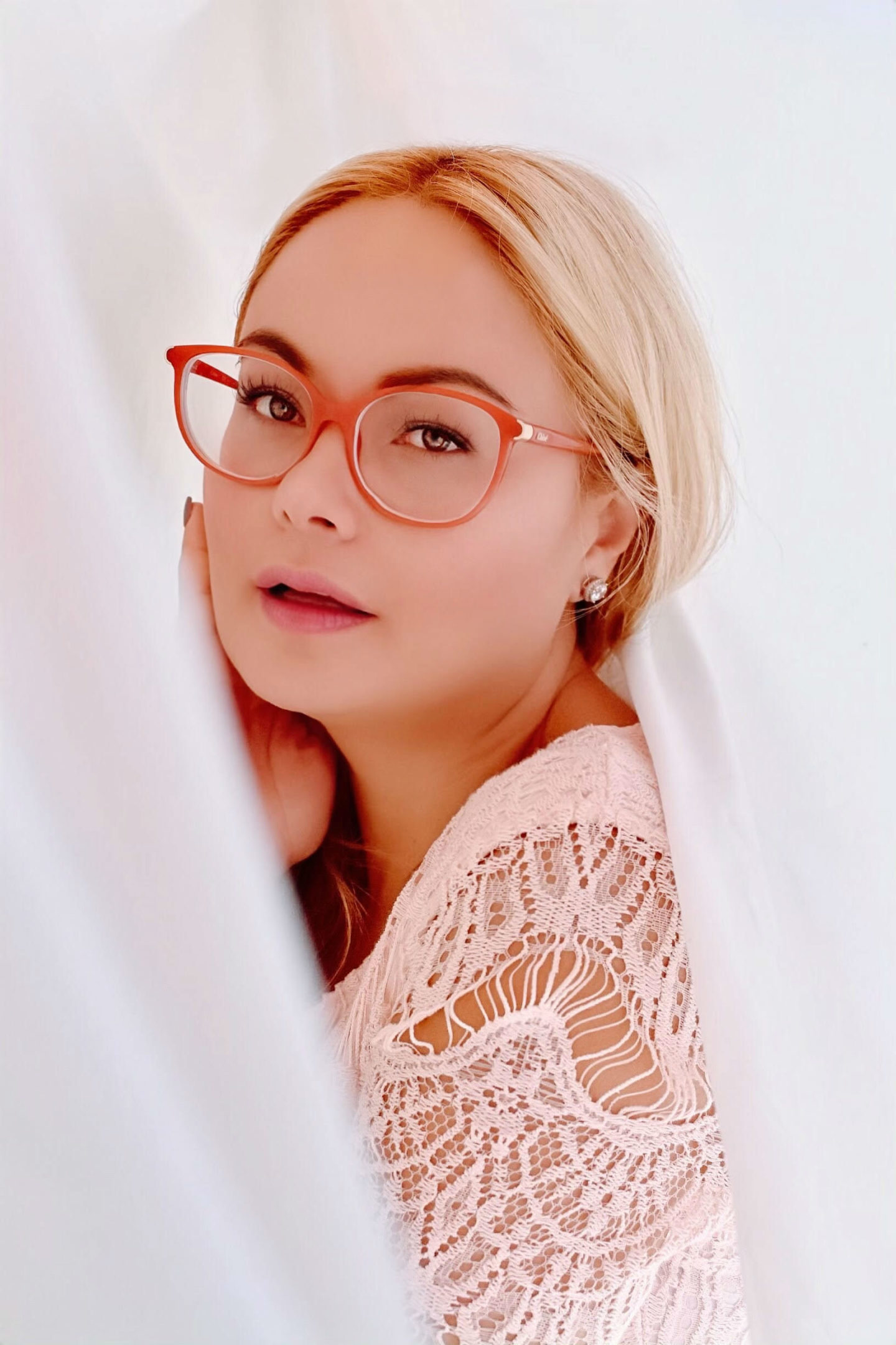Eyeconic-red-Chloe-glasses-Vanessa-Lambert-blogger-whatwouldvwear